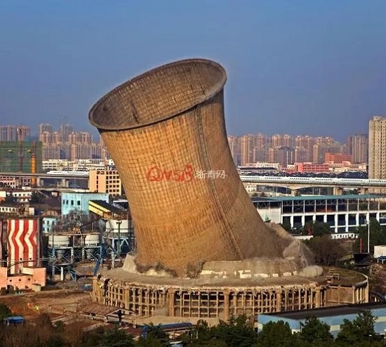 電廠冷卻塔拆除:精湛技藝鑄就安全新環境